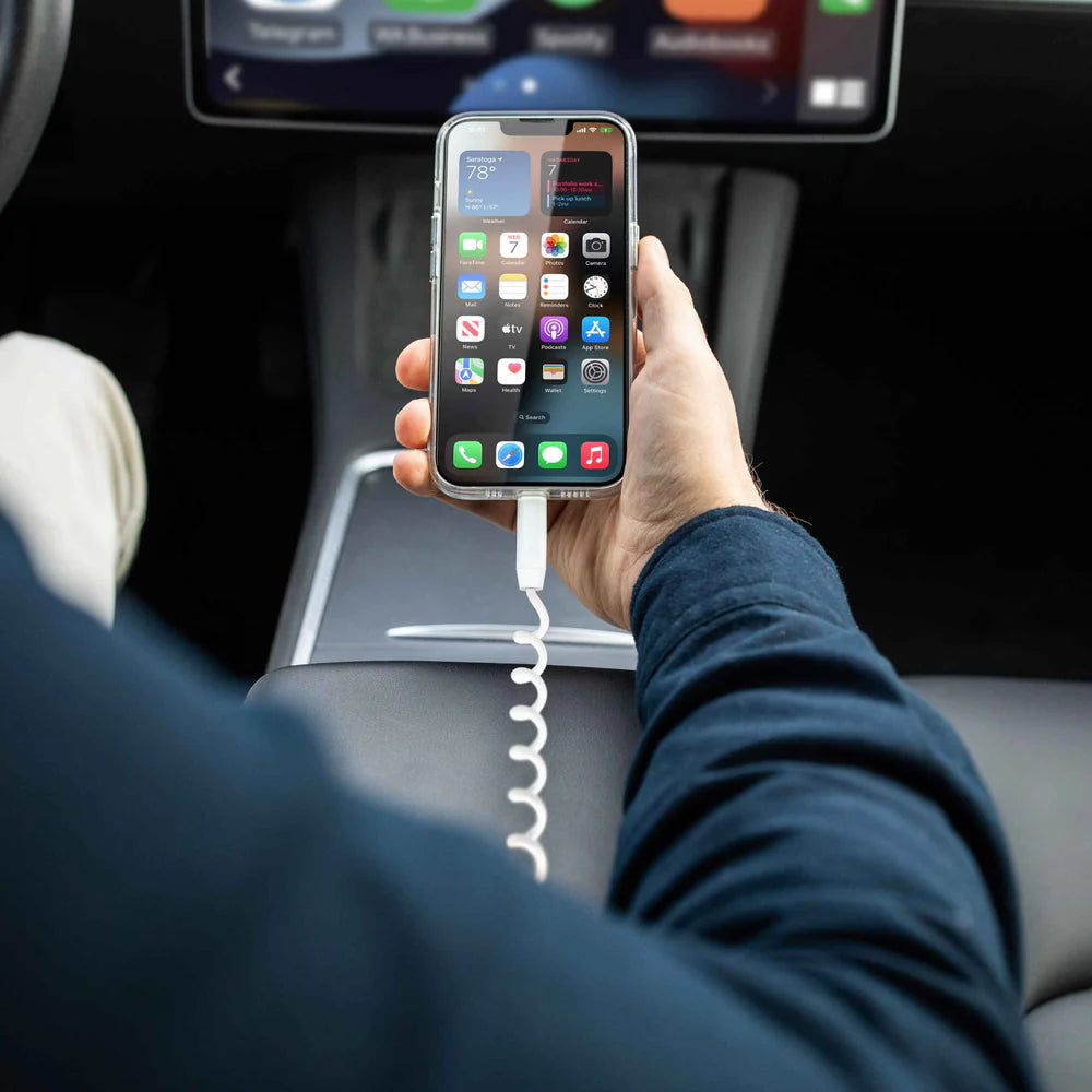 Vonmählen ALLROUNDO ECO Spiralkabel im Auto zum Laden eines Smartphones während der Fahrt