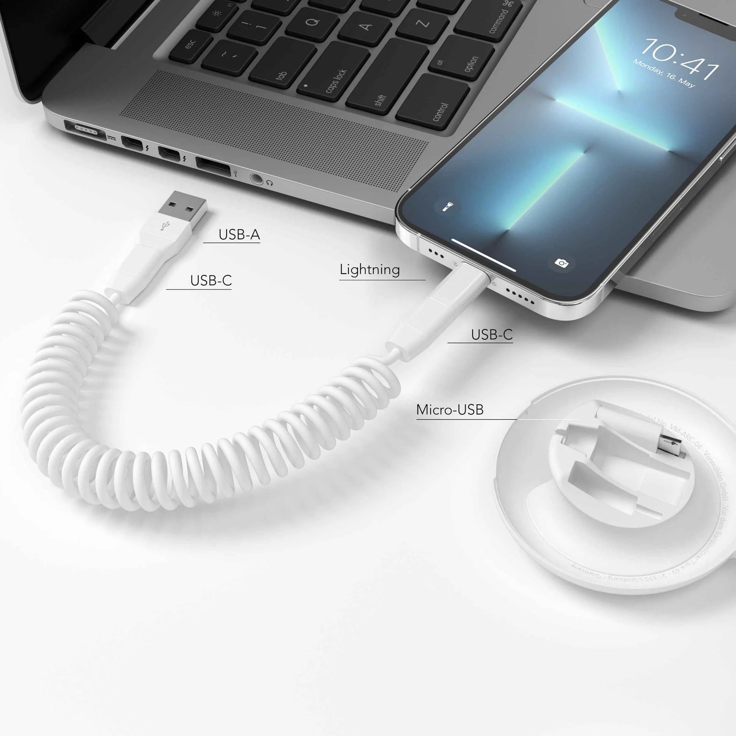 Vonmählen ALLROUNDO ECO Spiralkabel mit USB-A, USB-C, Lightning und Micro-USB Anschlüssen, angeschlossen an Laptop und Smartphone