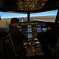Účastníci v kokpitu při simulátoru Airbusu A321XLR v Dreieichu