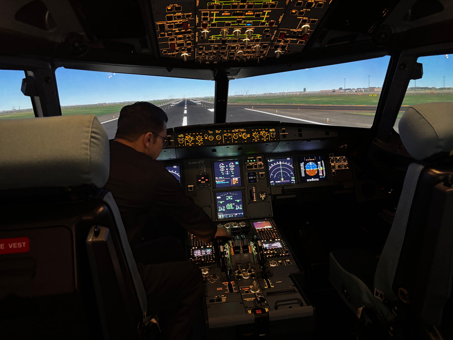 Účastníci v kokpitu při simulátoru Airbusu A321XLR v Dreieichu