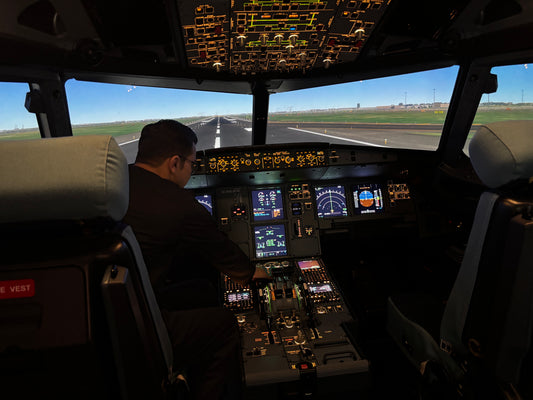 Teilnehmer im Cockpit beim Airbus A321XLR Simulator-Erlebnis in Dreieich