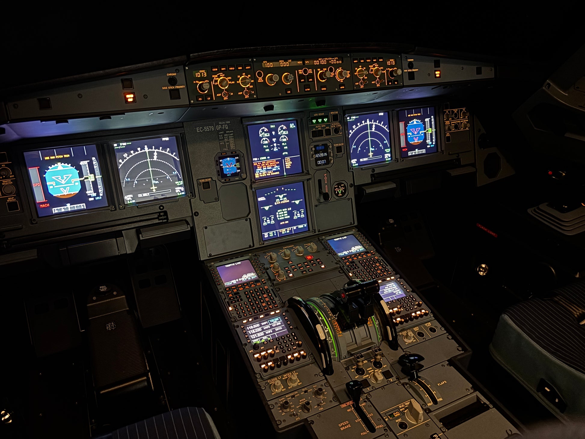 Vnitřní pohled na kokpit simulátoru letadla Airbus A321XLR s přístroji a ovládacími prvky