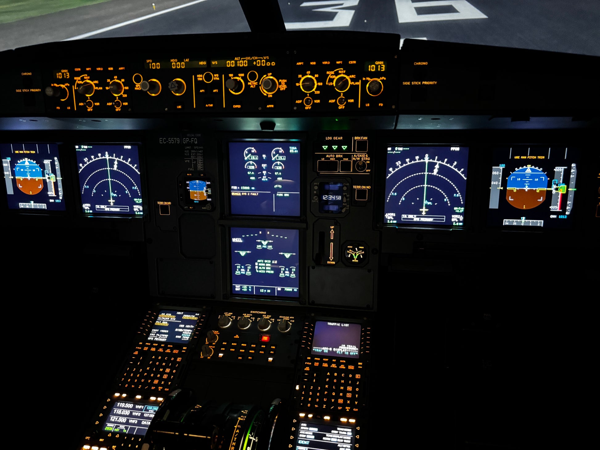 Osvětlené přístroje v kokpitu simulátoru Airbusu A321XLR v Dreieichu