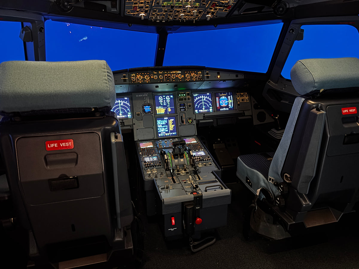 Kokpit s pilotními sedadly a přístroji v simulátoru Airbusu A321XLR