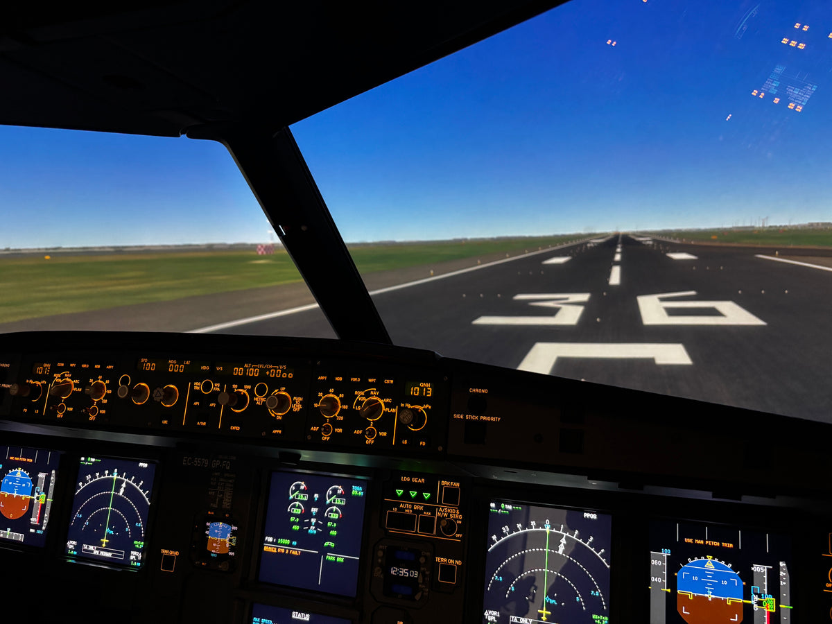 Pohled z kokpitu simulátoru letadla Airbus A321XLR na vzletovou dráhu v Dreieichu