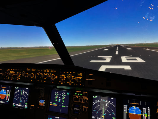 Pohled z kokpitu simulátoru letadla Airbus A321XLR na vzletovou dráhu v Dreieichu