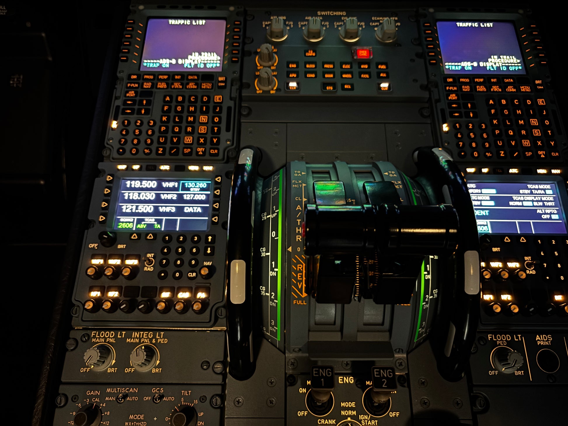 Středová konzole s posuvnými pákami a ovládacími prvky v kokpitu letadla Airbus A321XLR