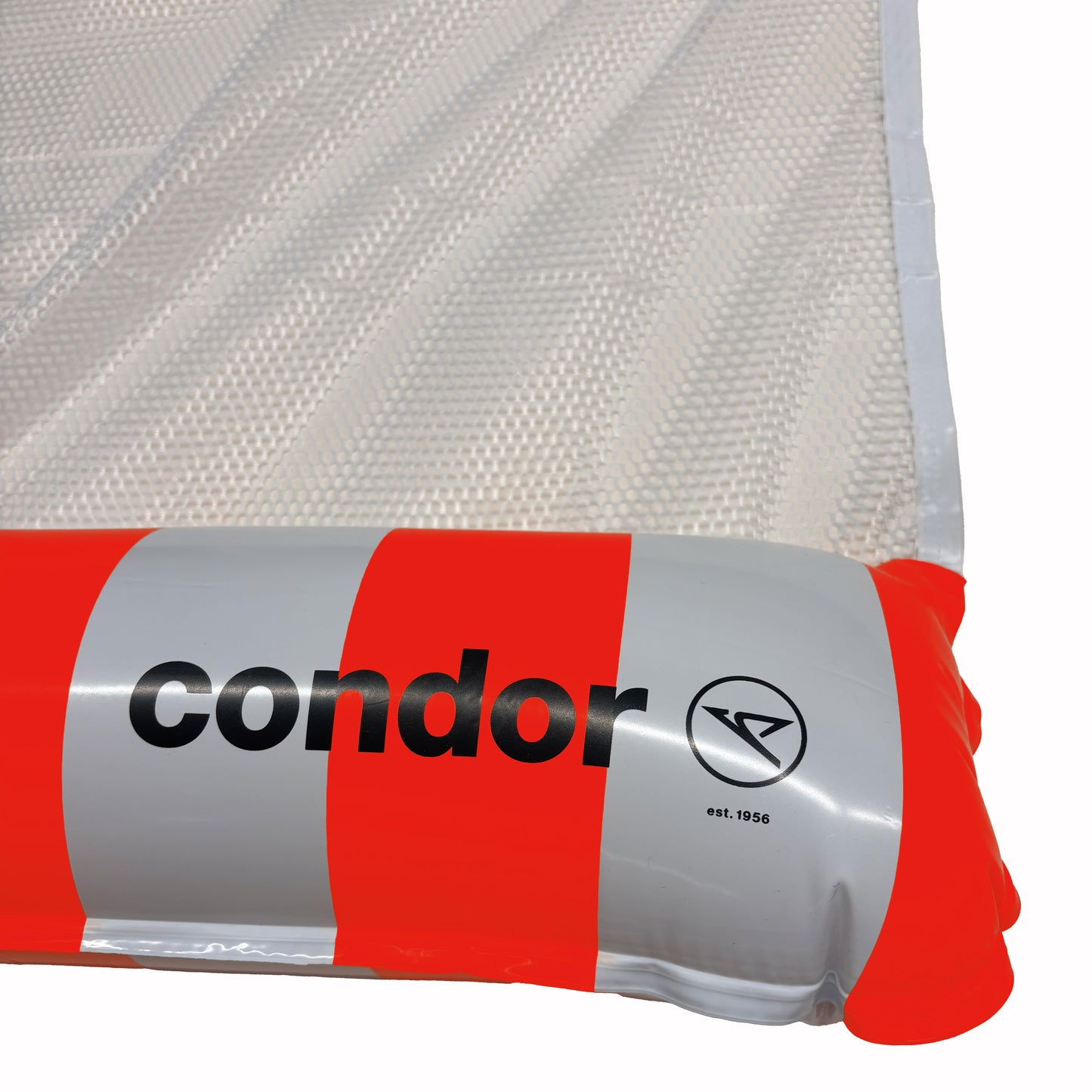 Detailaufnahme der Condor Pool-Hängematte Passion mit Condor-Logo auf dem roten und weißen Luftkissen