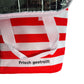 Detailansicht der Kühltasche Passion mit roten und weißen Streifen und dem Schriftzug ‚Frisch gestreift