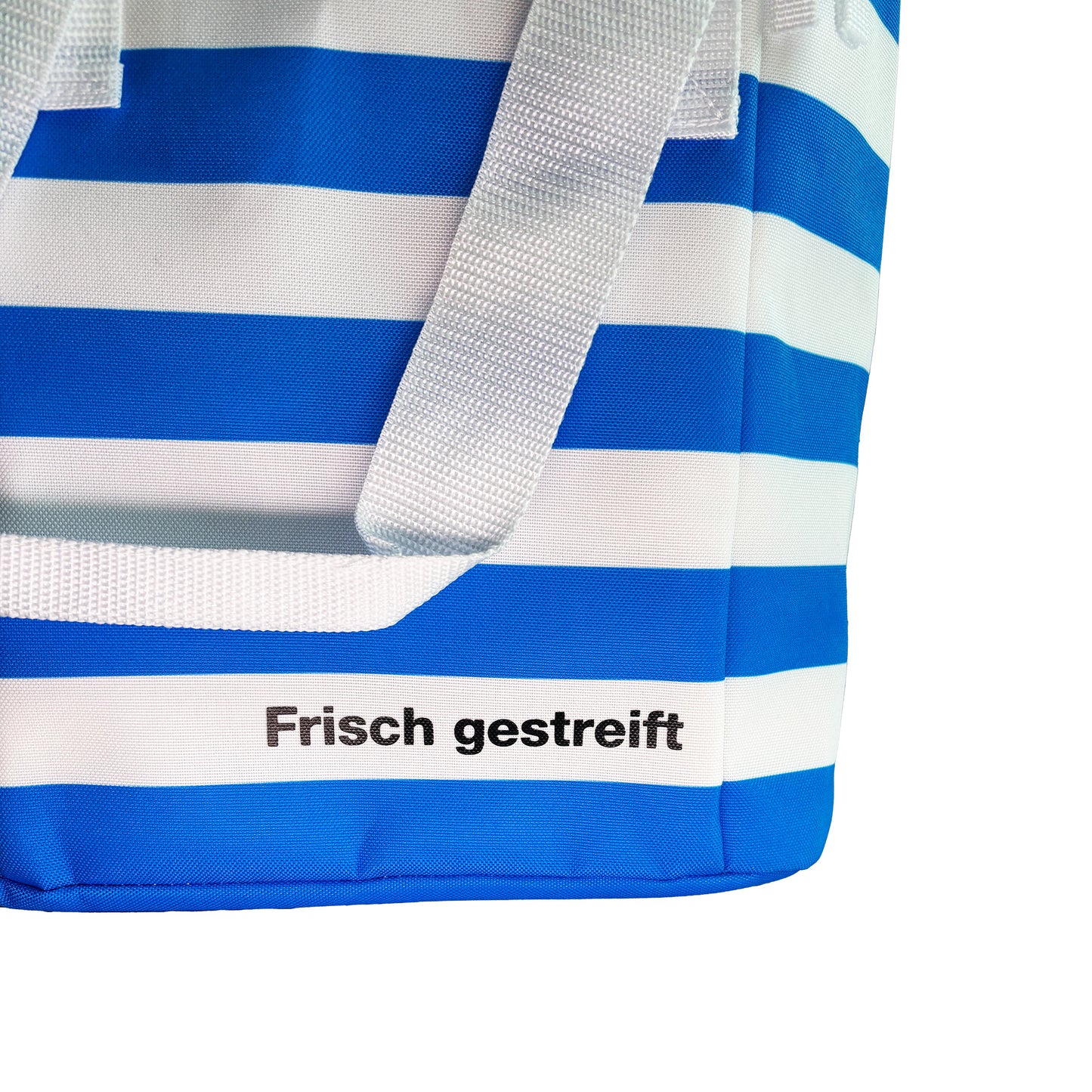 Detailansicht der Kühltasche Sea mit blau-weißen Streifen und dem Schriftzug ‚Frisch gestreift‘ auf der Vorderseite