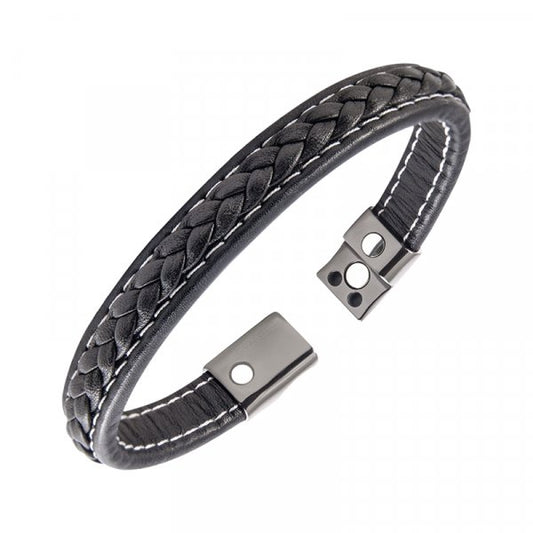 Lunavit Magnet-Lederarmband Zoom mit geöffneter schwarzer Keramikschließe und geflochtenem Rindsleder in Schwarz