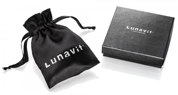 Lunavit Verpackung mit schwarzem Samtbeutel und eleganter Geschenkbox mit silbernem Logo-Aufdruck
