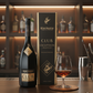 Rémy Martin Club Exception Cognac mit Geschenkbox und gefülltem Glas auf Bartresen, im stilvollen Barambiente mit Flaschen im Hintergrund